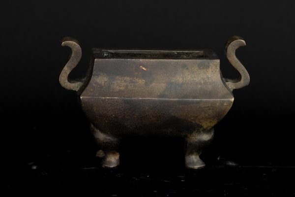 Incensiere in bronzo con forma sagomata con anse, Cina, XVIII secolo  - Asta Arte Orientale - Associazione Nazionale - Case d'Asta italiane