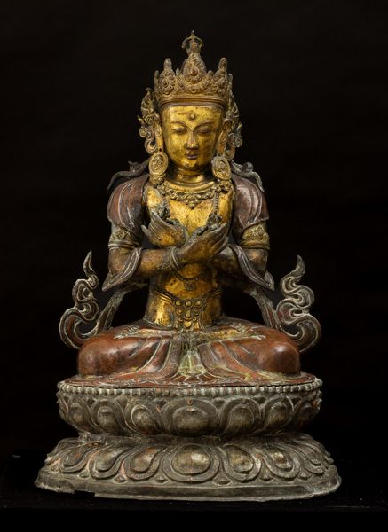 Importante figura di Vajrdara seduta su doppio fior di loto in rame repouss e bronzo parzialmente dorato, Tibet, XV secolo  - Asta Arte Orientale - Associazione Nazionale - Case d'Asta italiane