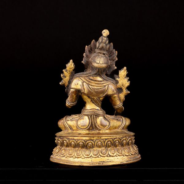 Rara figura di Tara seduta su doppia fior di loto in bronzo dorato Nepal, XVII secolo  - Asta Arte Orientale - Associazione Nazionale - Case d'Asta italiane