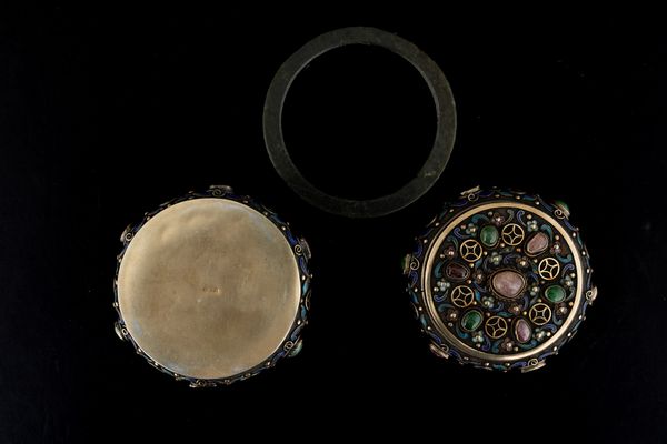 Scatola in argento, smalto e pietre dure con bracciale in giada arcaica, Cina, inizio XX secolo  - Asta Arte Orientale - Associazione Nazionale - Case d'Asta italiane