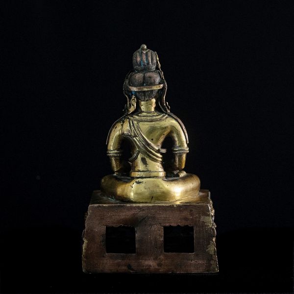 Rara Figura di Amitaya in bronzo dorato con Buddha tra le mani, inserti in coralli e turchese, Cina, Dinastia Qing, marca e del periodo Qianlong (1736-1796)  - Asta Arte Orientale - Associazione Nazionale - Case d'Asta italiane