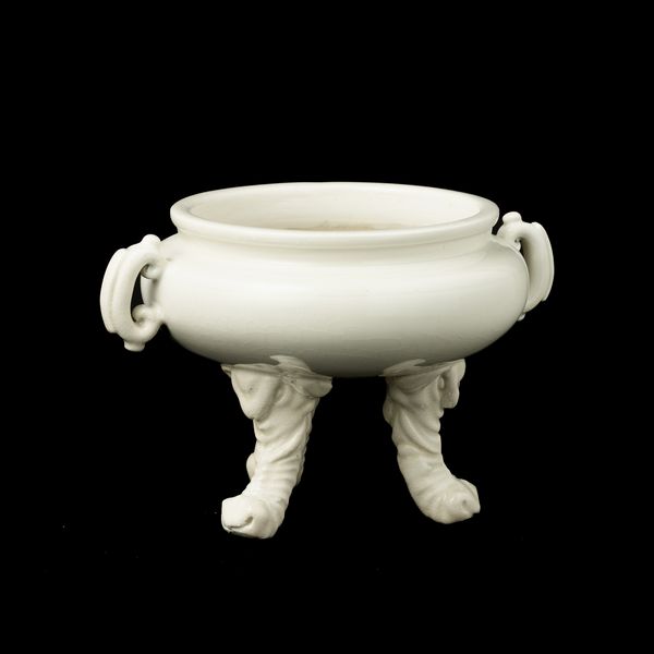 Incensiere tripode in porcellana Dehua, Blanc de Chine, con gambe a foggia di proboscide di elefante, Cina, Dinastia Qing, epoca Qianlong (1736-1796)<BR>  - Asta Arte Orientale - Associazione Nazionale - Case d'Asta italiane