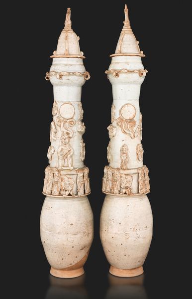 Coppia di grandi urne funerarie in porcellana con coperchi Qingbai con figure a rilievo, Cina, Dinastia Song (960-1279)  - Asta Arte Orientale - Associazione Nazionale - Case d'Asta italiane