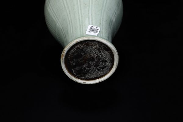 Vaso in porcellana Claire de Lune con decori incisi e piccole anse in metallo applicate, Cina, Dinastia Qing, epoca Qianlong, XVIII secolo  - Asta Arte Orientale - Associazione Nazionale - Case d'Asta italiane