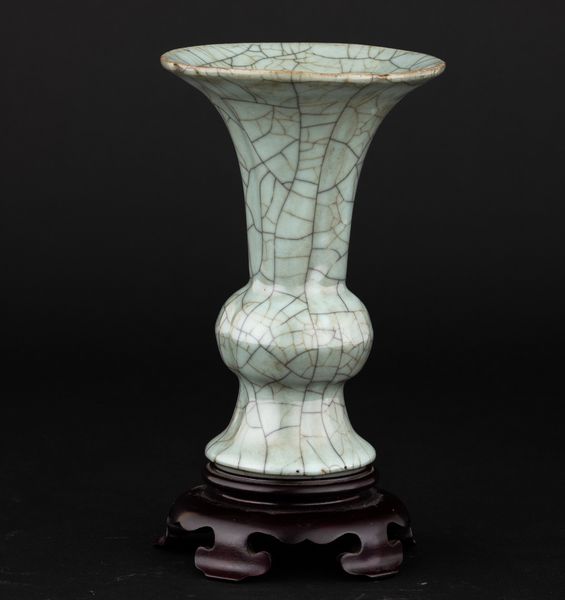 Vaso in porcellana Guan, Cina, Dinastia Qing, XVIII secolo  - Asta Arte Orientale - Associazione Nazionale - Case d'Asta italiane