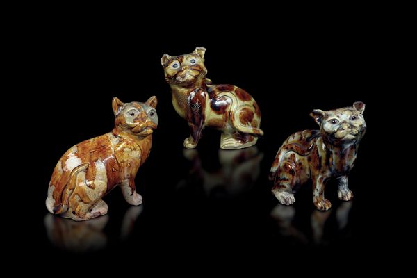 Figure di tre gatti in Gres a smalti Sancai, Cina, XIX secolo  - Asta Arte Orientale - Associazione Nazionale - Case d'Asta italiane