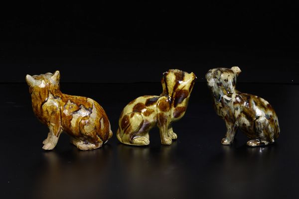 Figure di tre gatti in Gres a smalti Sancai, Cina, XIX secolo  - Asta Arte Orientale - Associazione Nazionale - Case d'Asta italiane