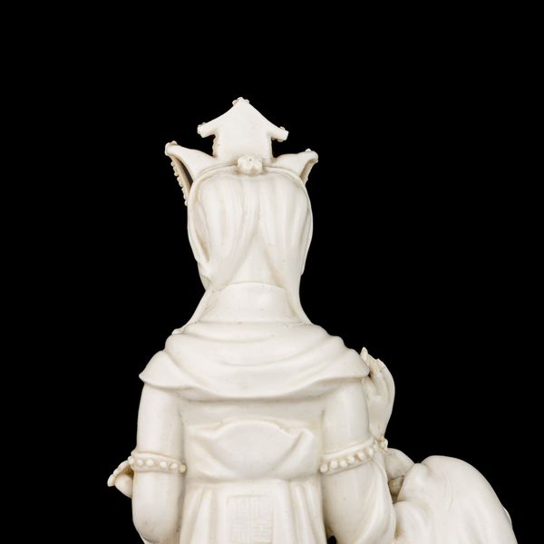 Figura Guanyin su leone in porcellana Dehua, Blanc de Chine, marca incussa Dehua con scatola, Cina, Dinastia Qing, XVIII secolo  - Asta Arte Orientale - Associazione Nazionale - Case d'Asta italiane