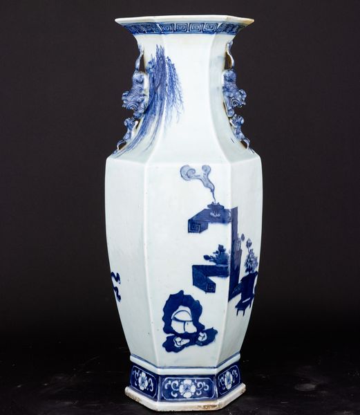 Grande vaso in porcellana bianca e blu con anse sagomate a foggia di cani di Pho e scena di vita comune, Cina, Dinastia Qing, epoca Guangxu (1875-1908)  - Asta Arte Orientale - Associazione Nazionale - Case d'Asta italiane