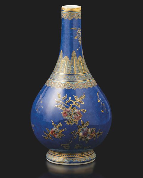 Vaso in porcellana blu con motivi floreali e motivi dorati geometrici, Cina, Dinastia Qing, epoca Xuantong, XX secolo  - Asta Arte Orientale - Associazione Nazionale - Case d'Asta italiane