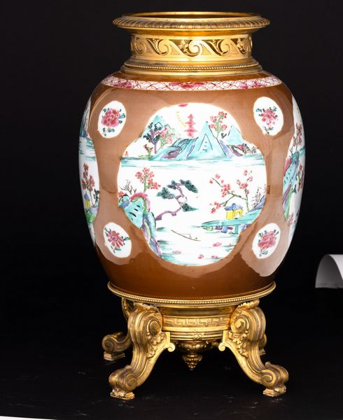 Vaso in porcellana caf au lait Famiglia Rosa, con paesaggio entro riserve sagomate, montatura in bronzo dorato, Cina, Dinastia Qing, epoca Qianlong, XVIII secolo<BR>  - Asta Arte Orientale - Associazione Nazionale - Case d'Asta italiane