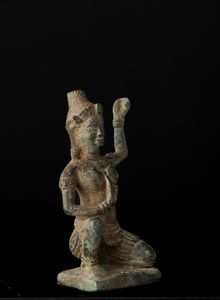 Figura di divinit in bronzo, Indonesia, XII secolo  - Asta Arte Orientale - Associazione Nazionale - Case d'Asta italiane