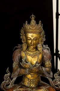 Importante figura di Vajrdara seduta su doppio fior di loto in rame repouss e bronzo parzialmente dorato, Tibet, XV secolo  - Asta Arte Orientale - Associazione Nazionale - Case d'Asta italiane