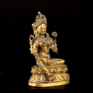 Figura di Tara seduto su doppio fior di loto in bronzo dorato, tracce di policromia e innesti in turchese, Tibet, XVII -  XVIII secolo  - Asta Arte Orientale - Associazione Nazionale - Case d'Asta italiane