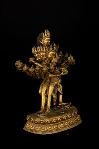 Figura di Guhyasamaja in Yab-Yum stante su doppio fiore di loto in bronzo dorato con tracce di policromia, Tibet, XIX secolo  - Asta Arte Orientale - Associazione Nazionale - Case d'Asta italiane