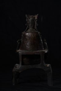 Figura de Guanyin Amitayus incoronata in bronzo, Cina, XVII secolo  - Asta Arte Orientale - Associazione Nazionale - Case d'Asta italiane