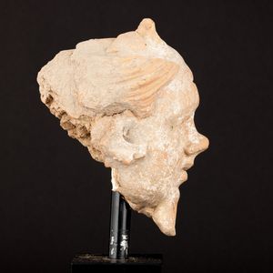 Testa di demone in terracotta, Gandhara, XV secolo  - Asta Arte Orientale - Associazione Nazionale - Case d'Asta italiane