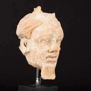 Testa di demone in terracotta, Gandhara, XV secolo  - Asta Arte Orientale - Associazione Nazionale - Case d'Asta italiane