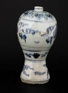 Vaso Meiping in porcellana con decoro bianco e blu a soggetto geometrico e floreale, Cina, Dinastia Ming, XVI secolo  - Asta Arte Orientale - Associazione Nazionale - Case d'Asta italiane