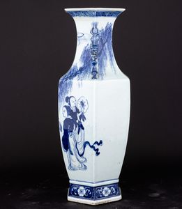 Grande vaso in porcellana bianca e blu con anse sagomate a foggia di cani di Pho e scena di vita comune, Cina, Dinastia Qing, epoca Guangxu (1875-1908)  - Asta Arte Orientale - Associazione Nazionale - Case d'Asta italiane