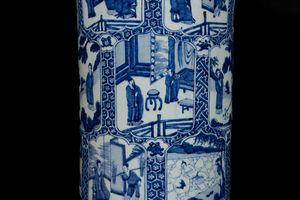 Grande e importante vaso in porcellana bianco e blu raffigurante 24 scene di piet filiale entro riserve sagomate, Cina, Dinastia Qing, epoca Kangxi (1662-1722)  - Asta Arte Orientale - Associazione Nazionale - Case d'Asta italiane