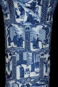 Grande e importante vaso in porcellana bianco e blu raffigurante 24 scene di piet filiale entro riserve sagomate, Cina, Dinastia Qing, epoca Kangxi (1662-1722)  - Asta Arte Orientale - Associazione Nazionale - Case d'Asta italiane