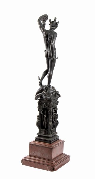 Statua francese in bronzo raffigurante Perseo, copia di Cellini  - Asta Mobili, Oggetti d'arte e Vetri da collezione - Associazione Nazionale - Case d'Asta italiane