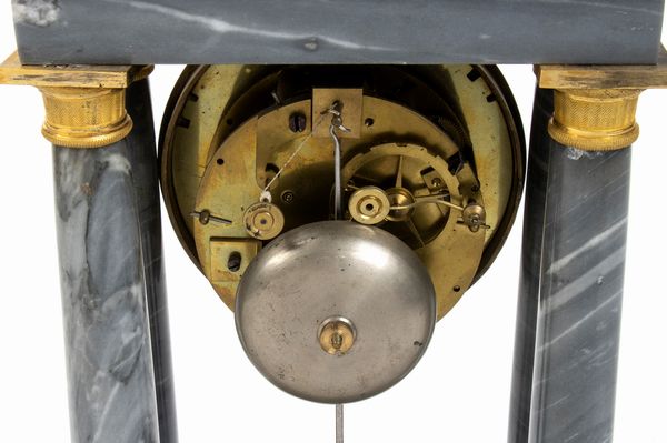 Minet à Paris : Orologio d'appoggio francese in marmo e bronzo  - Asta Mobili, Oggetti d'arte e Vetri da collezione - Associazione Nazionale - Case d'Asta italiane