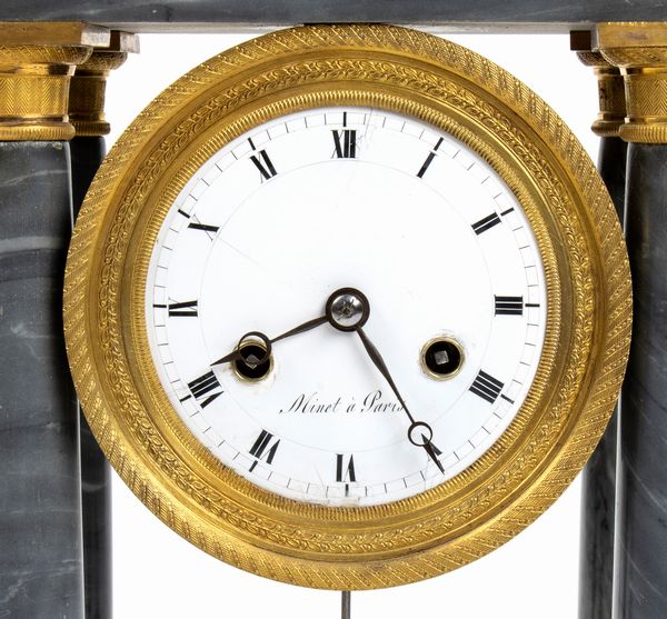 Minet à Paris : Orologio d'appoggio francese in marmo e bronzo  - Asta Mobili, Oggetti d'arte e Vetri da collezione - Associazione Nazionale - Case d'Asta italiane