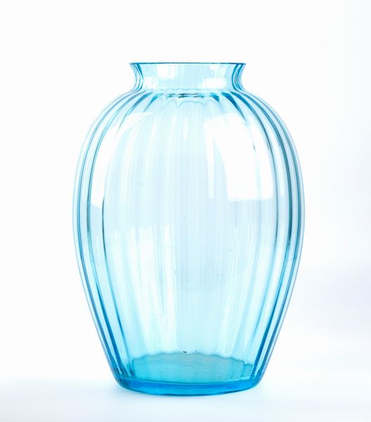 CARLO MORETTI - MURANO
Murano, 1934 - 1984 : Vaso in vetro lobato nei toni dell'azzurro  - Asta Mobili, Oggetti d'arte e Vetri da collezione - Associazione Nazionale - Case d'Asta italiane