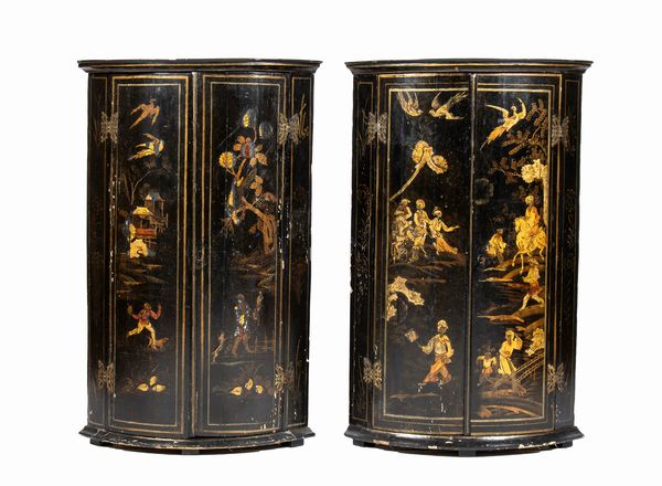 Coppia di angoliere inglesi a chinoiserie  - Asta Mobili, Oggetti d'arte e Vetri da collezione - Associazione Nazionale - Case d'Asta italiane