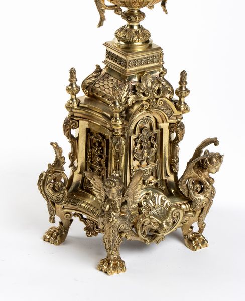 Coppia di candelabri francesi in bronzo dorato  - Asta Mobili, Oggetti d'arte e Vetri da collezione - Associazione Nazionale - Case d'Asta italiane