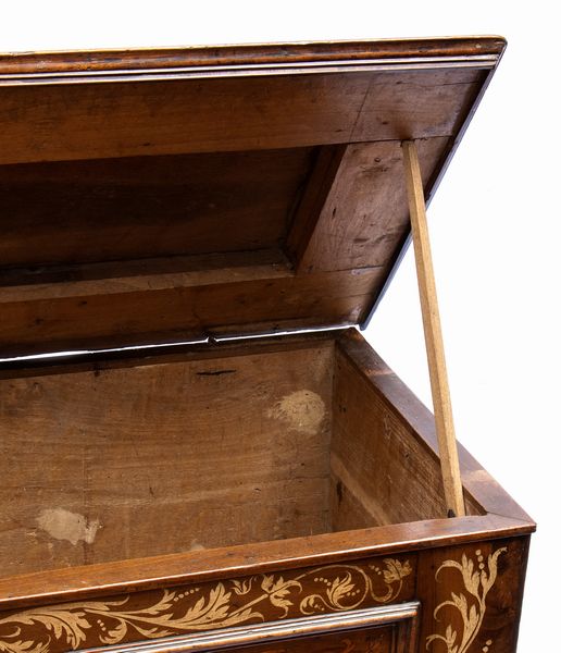 Cassone nuziale in legno di noce  - Asta Mobili, Oggetti d'arte e Vetri da collezione - Associazione Nazionale - Case d'Asta italiane