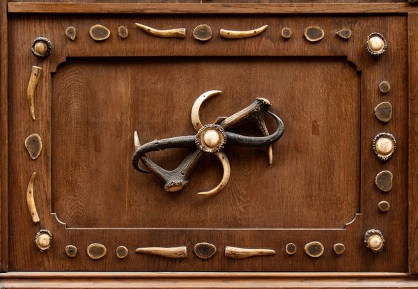 Credenza Foresta Nera tedesca con corna cervo  - Asta Mobili, Oggetti d'arte e Vetri da collezione - Associazione Nazionale - Case d'Asta italiane