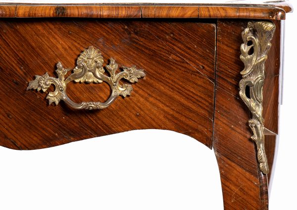 Bureau plate francese con poltrona Chesterfield  - Asta Mobili, Oggetti d'arte e Vetri da collezione - Associazione Nazionale - Case d'Asta italiane