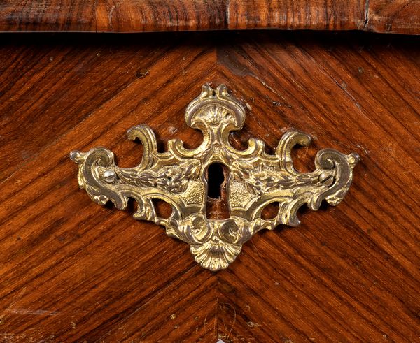 Bureau plate francese con poltrona Chesterfield  - Asta Mobili, Oggetti d'arte e Vetri da collezione - Associazione Nazionale - Case d'Asta italiane