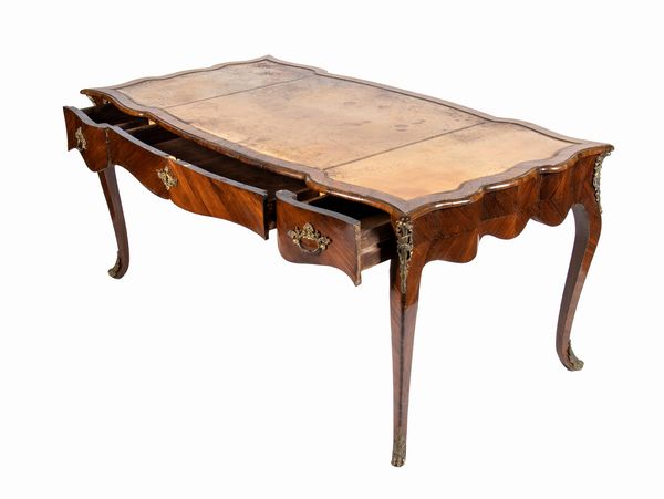 Bureau plate francese con poltrona Chesterfield  - Asta Mobili, Oggetti d'arte e Vetri da collezione - Associazione Nazionale - Case d'Asta italiane