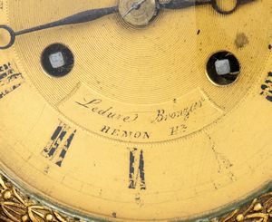 Ledure Bronzier Hémon Her : Orologio d'appoggio francese raffigurante Amore e Psiche  - Asta Mobili, Oggetti d'arte e Vetri da collezione - Associazione Nazionale - Case d'Asta italiane