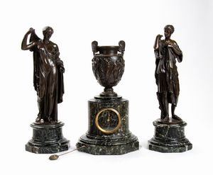 BARBEDIENNE FERDINAND : Trittico francese con orologio da appoggio in bronzo  - Asta Mobili, Oggetti d'arte e Vetri da collezione - Associazione Nazionale - Case d'Asta italiane