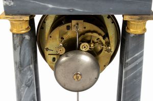 Minet à Paris : Orologio d'appoggio francese in marmo e bronzo  - Asta Mobili, Oggetti d'arte e Vetri da collezione - Associazione Nazionale - Case d'Asta italiane