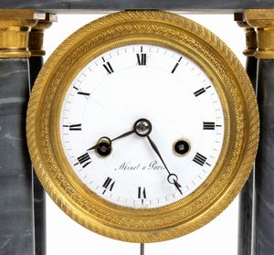 Minet à Paris : Orologio d'appoggio francese in marmo e bronzo  - Asta Mobili, Oggetti d'arte e Vetri da collezione - Associazione Nazionale - Case d'Asta italiane