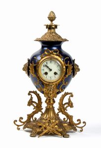 Orologio francese dorato e laccato  - Asta Mobili, Oggetti d'arte e Vetri da collezione - Associazione Nazionale - Case d'Asta italiane