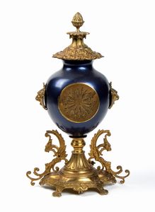 Orologio francese dorato e laccato  - Asta Mobili, Oggetti d'arte e Vetri da collezione - Associazione Nazionale - Case d'Asta italiane