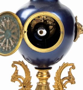 Orologio francese dorato e laccato  - Asta Mobili, Oggetti d'arte e Vetri da collezione - Associazione Nazionale - Case d'Asta italiane