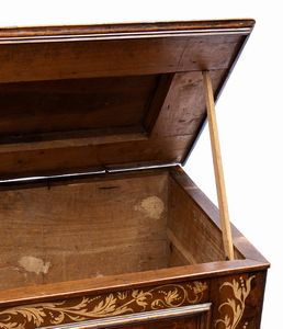 Cassone nuziale in legno di noce  - Asta Mobili, Oggetti d'arte e Vetri da collezione - Associazione Nazionale - Case d'Asta italiane