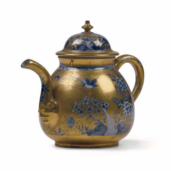 Teiera<BR>Meissen, verso il 1725<BR>Decorazione in oro, probabilmente Augsburg, 1730 circa<BR>  - Asta Maioliche e Porcellane da Collezione - Associazione Nazionale - Case d'Asta italiane