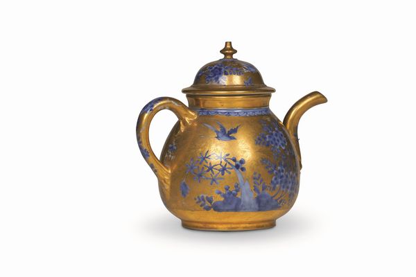 Teiera<BR>Meissen, verso il 1725<BR>Decorazione in oro, probabilmente Augsburg, 1730 circa<BR>  - Asta Maioliche e Porcellane da Collezione - Associazione Nazionale - Case d'Asta italiane