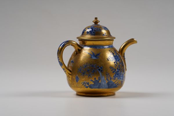 Teiera<BR>Meissen, verso il 1725<BR>Decorazione in oro, probabilmente Augsburg, 1730 circa<BR>  - Asta Maioliche e Porcellane da Collezione - Associazione Nazionale - Case d'Asta italiane