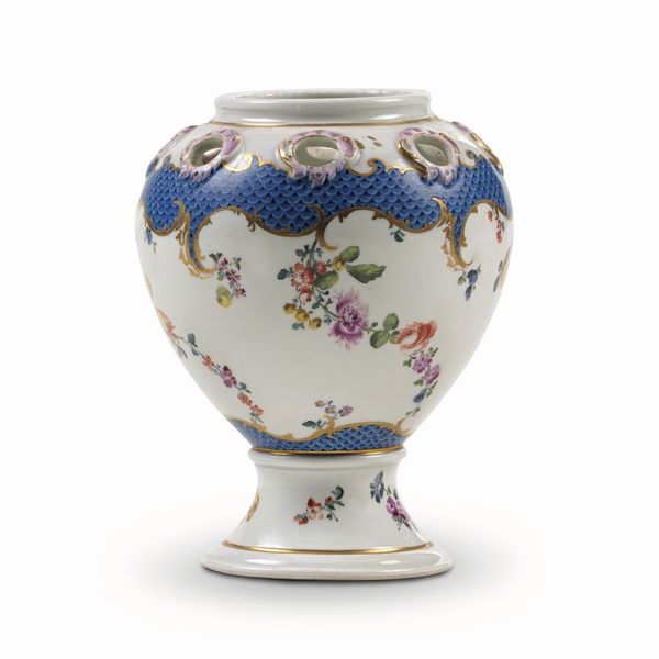 Vasetto bruciaprofumi<BR>Meissen, 1750-1760  - Asta Maioliche e Porcellane da Collezione - Associazione Nazionale - Case d'Asta italiane