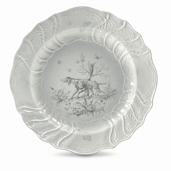 Raro piatto firmato<BR>Meissen, 1750 circa<BR>Decorazione: August Otto Ernst von dem Busch, 1760-1770 circa<BR>  - Asta Maioliche e Porcellane da Collezione - Associazione Nazionale - Case d'Asta italiane